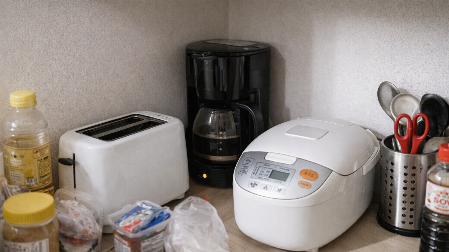 Bad配置：棚の奥・高所に置かれてアクセスしにくいコーヒーメーカーの例