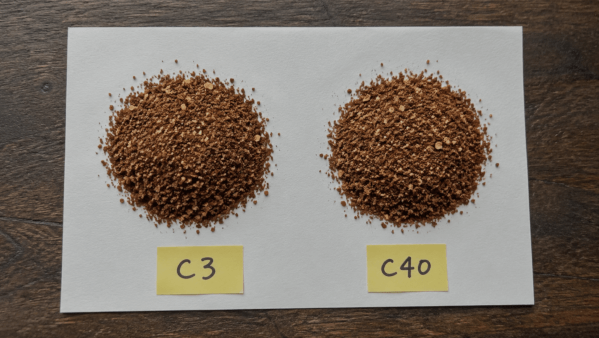 C3とC40 MK4で同じ豆を挽いた粉を並べた比較写真